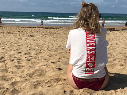 Mann am Strand mit grau meliertem 14Ender Hoody Sweat