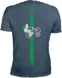 Anthrazit farbenes  Kurzarm T-Shirt mit Rundhals. Das shirt ist auf dem Rücken mit einer vertikalen Bikespur auf dem das 14ender Logo thront. In der Mitte fährt ein Biker einen Wheely