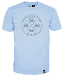 Offroad Design mit 4 der coolsten Fahrzeugen der Szene auf hell blauem Shirt , welches durch ein Label am Saum zusätzlich aufgewertet wird. Das Shirt hat kurze Arme und eine runden Halsausschnitt