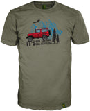 Olivefarbenes T-Shirt mit overlanding Motiv auf der Brust. Das Buschtaxi in natürlicher Umgebung bildet einen schönen Kontrast zur dezenten Baumwollefarbe ind earth green. 14ender branded T-Shirt "Attitude"