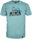 hellblaues Baumwollshirt mit Toyo print auf der Brust. Der Kultoffroader steht in seiner natürlichen Umgebeung abseits der Straße. Das 14ender Brandlabel am Saum rundet die zeitlose Optik ab.