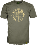 Outdoordesign frontseitig auf Rundhals Shirt. Erath green Shirt mit edlem beigefabenen Print sind perekt aufeinander abgestimmt, proffesionell durch Label gebrandet