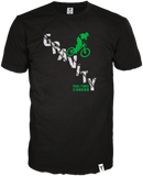 Edles schwarzes Shirt mit schwarz/weißen Labeln. Auf der Frontseite bedruckt mit einem grünen Mountainbiker der eine Gravity Line (weiß gedruckt) runterrauscht.