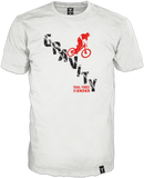 Weißes T-Shirt auf der Front gedruckt mit 2 C Siebdruckmotiv  Das Gravity Design zeigt einen maximal kontrastreichen Downhillbiker auf einer schwarzen Line. Veredelt wird das ganze durch ein Label am Saum des Shirts. Der Druck befindet sich auf der Frontseite