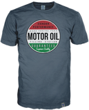 Herren T-Shirt in dartk slate mit Supervintage Druck auf der Frontseite. Mit den Farben der Italienischen Flagge hinterlegtes rund angelegtes Motospoprt design. Hingucker ist auch das Label am Saum welches das Shirt weiter aufwertet.