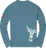 Stein blaues Rundhalssweatshirt Rückenansicht mit Brand Label auf dem linken Arm und einem gekippten Logodruck über der rechten Hüfte