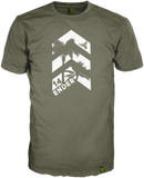 unschlabares Erdgrün mit Pfeil Print , in dem Palmen fein ausgearbeitet sind, in weiß. Das Rundhalsshirt mit kurzen Armen hat einen europäischen Schnitt und wird durch ein Brandlabel am Saum zusetzlich aufgewertet